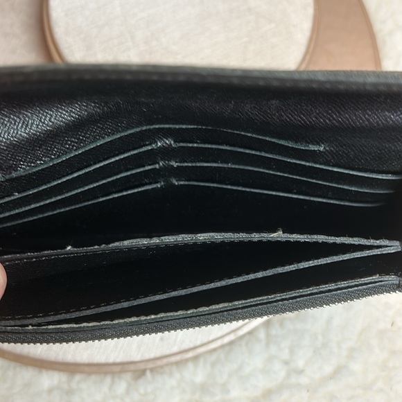 Louis Vuitton Wallet. Comes with a dust bag and a beautiful box. 2 - Picture 8 of 14